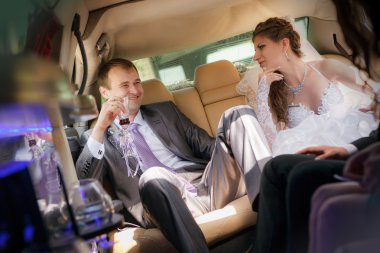 Gelin ve damat arabanın içinde oturuyorlar