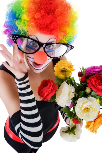 Chica en grandes gafas rojas y traje de payaso con un ramo de flores pone la lengua mira hacia arriba —  Fotos de Stock