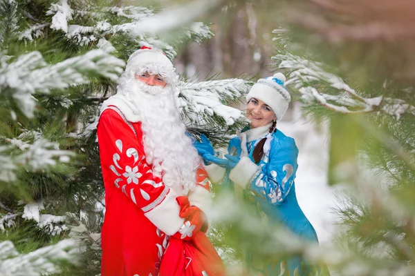 Personajes navideños rusos: Ded Moroz (padre Frost) y Snegurochka (doncella de nieve) con bolsa de regalos — Foto de Stock