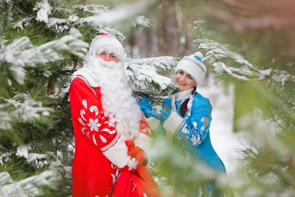 Rus Noel karakterler: Ded Moroz (Baba Frost) ve Snegurochka (kar kızlık) hediye çanta ile — Stok fotoğraf