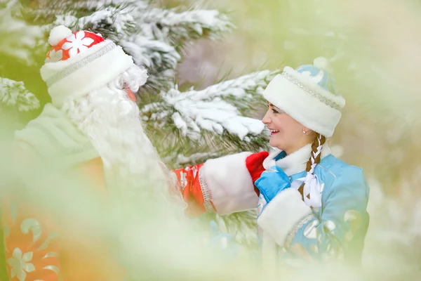Російський різдвяні символи: Дід Мороз (Діда Мороза) і Снігуронька (Снігуронька) з мішок подарунків — стокове фото