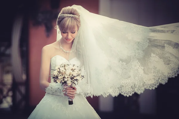 Portrait of a beautiful blonde bride with wedding bouqet in the hands — Stock Photo, Image