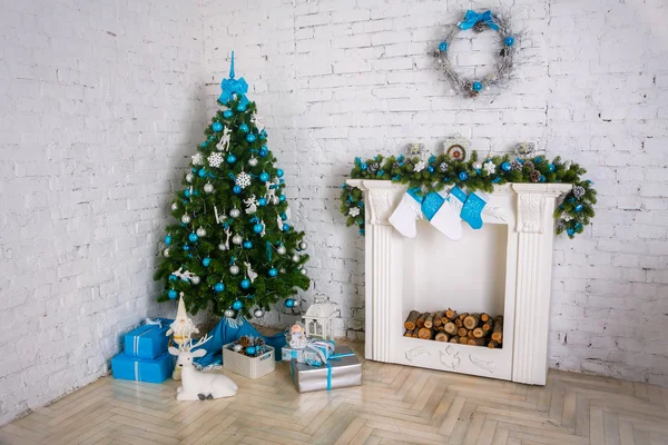 Görüntü baca ve hediye ile dekore edilmiş xmas ağacı — Stok fotoğraf