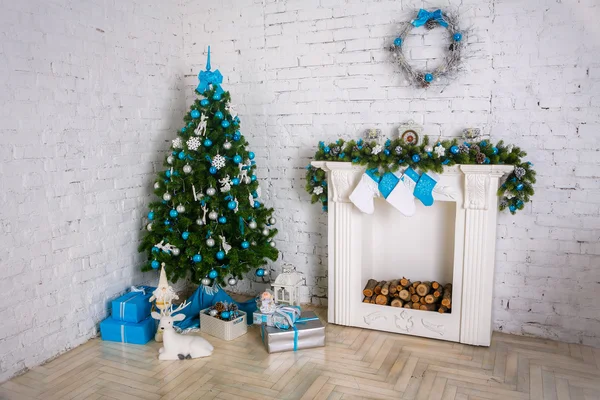 Görüntü baca ve hediye ile dekore edilmiş xmas ağacı