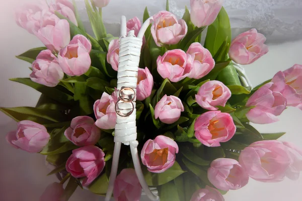 粉色郁金香在篮子里的结婚戒指 — 图库照片
