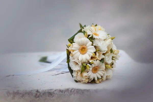 Bouquet de mariage de camomilles et roses . — Photo