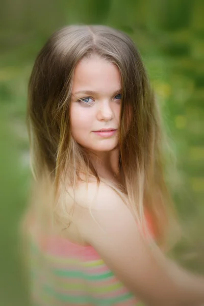 Jovem adolescente retrato com fundo de sebe verde natural — Fotografia de Stock