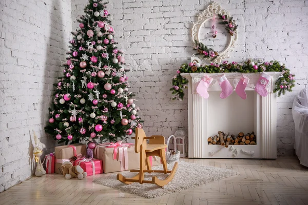 Kuva savupiippu ja koristeltu joulu puu lahja — kuvapankkivalokuva
