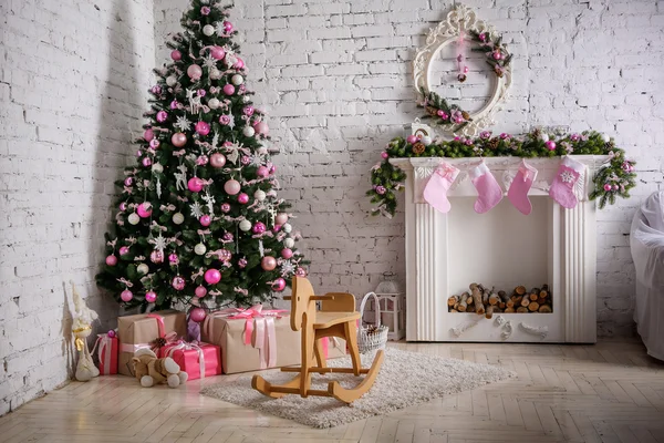 Görüntü baca ve hediye ile dekore edilmiş xmas ağacı