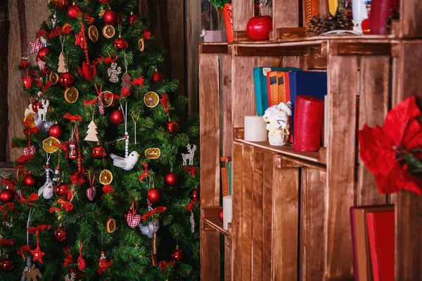 Árbol de Navidad decorado con regalo — Foto de Stock