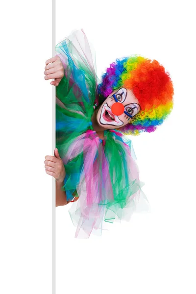 Clown féminin souriant posant derrière un panneau vierge — Photo