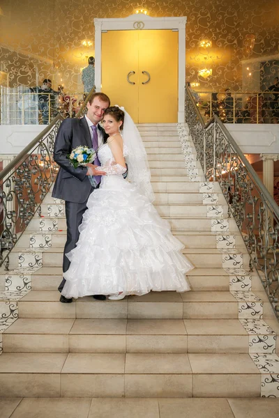 Lyckliga bruden och brudgummen på stege — Stockfoto