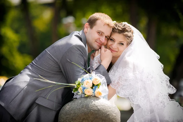 Bride and groom on a romantic moment — Stock Photo, Image