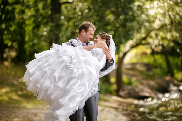 Bride and groom on a romantic moment — Stock Photo, Image