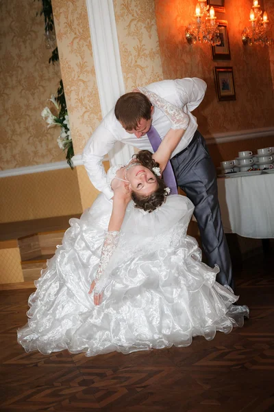 Première danse de mariage de jeunes mariés — Photo