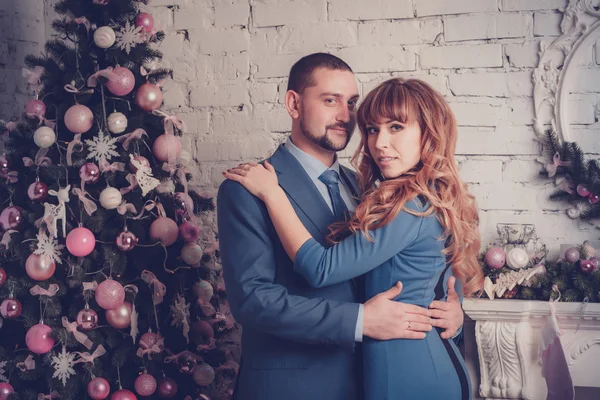 Hombre y mujer en la habitación —  Fotos de Stock