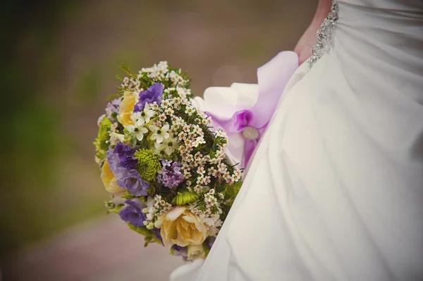 Belo buquê de casamento na mão da noiva — Fotografia de Stock