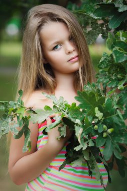 yeşil yaprakları kız.