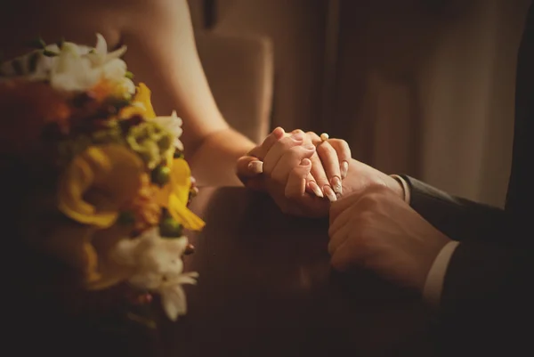 Imagem do homem colocando anel de casamento na mão da mulher — Fotografia de Stock