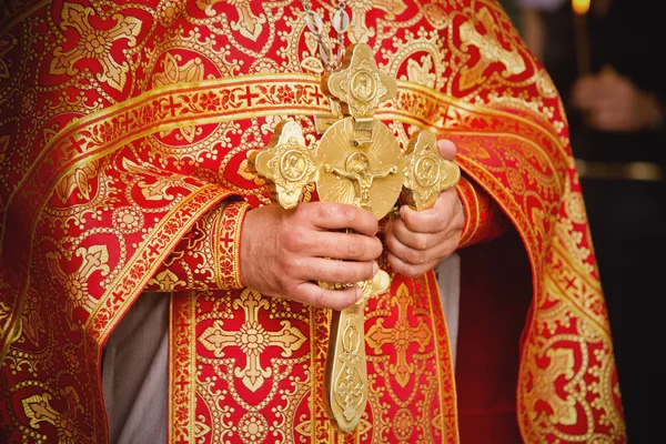 Priester während einer Zeremonie — Stockfoto