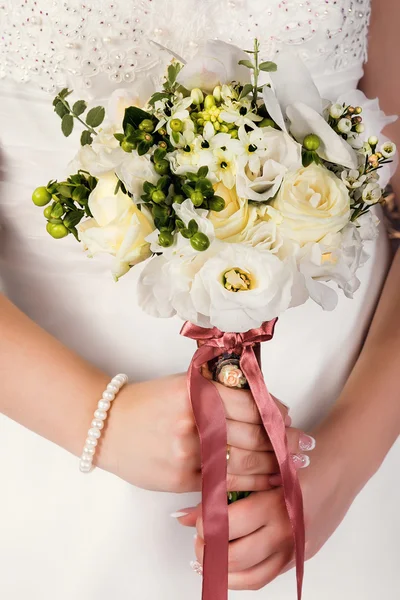 Bruiloft boeket in de handen van de bruid — Stockfoto