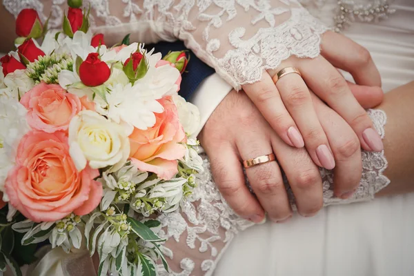 Manos de novia y novio con ramo de bodas y anillos —  Fotos de Stock