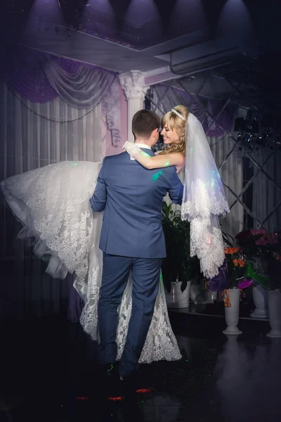 Wedding dance of bride and groom. — Stock Photo, Image