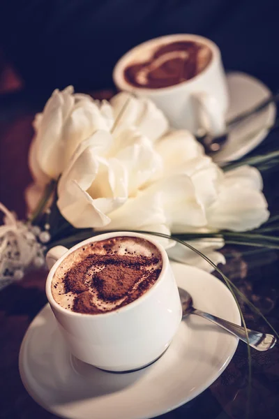 Two cups of coffee and white tulips — Stockfoto