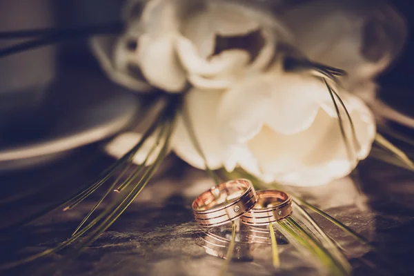 Concetto di matrimonio - fedi nuziali e tulipani bianchi — Foto Stock