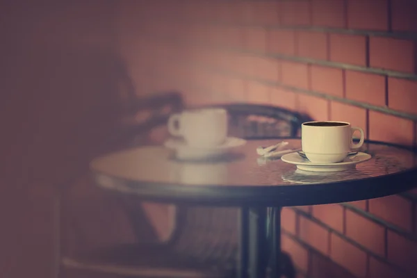 Typische koffie terras met tafels en stoelen — Stockfoto