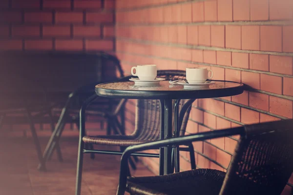 Typische koffie terras met tafels en stoelen — Stockfoto