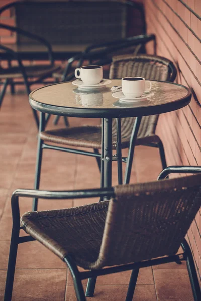 Typische koffie terras met tafels en stoelen — Stockfoto