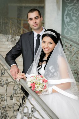 Mutlu gelin ve damat açık merdiven üzerinde