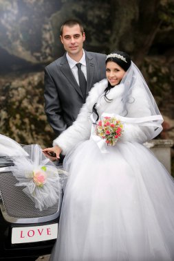 Düğün car yakınındaki gelinle damat