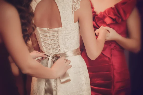 Невеста надевает свое белое свадебное платье — стоковое фото