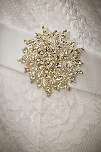 Close up  brooch of wedding dress details — 图库照片
