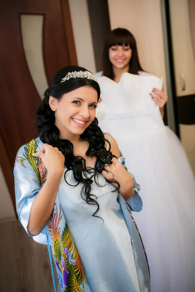 A dama de honra ajuda a noiva a estar preparada para uma cerimônia de casamento — Fotografia de Stock