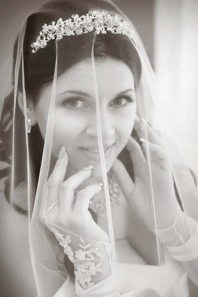 Portrait de jolie mariée avec voile — Photo