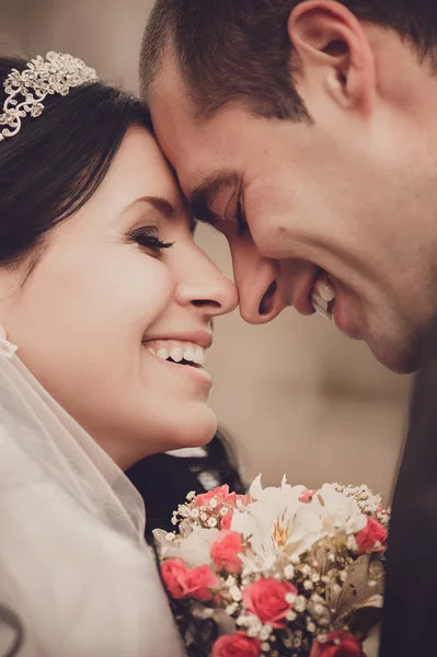 Nahaufnahme Porträt glücklicher Braut und Bräutigam — Stockfoto