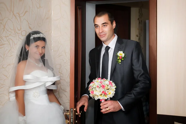 Le marié avec bouquet de mariage est venu à la mariée et la première fois la voit dans une robe de mariée — Photo