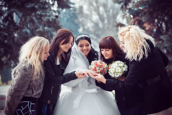 Bride shows the wedding ring to girlfriends — Stock fotografie