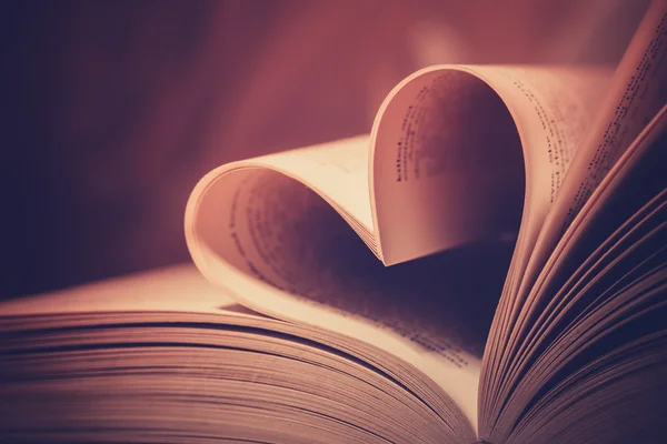 Heart book page - Bilder im Vintage-Effekt — Stockfoto