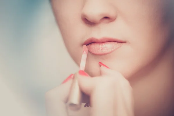 Young beautiful girl applying make-up by make-up artist close up — Stock Photo, Image