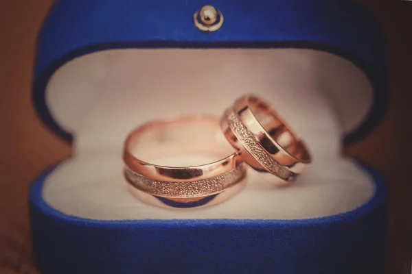 Anéis de casamento em uma caixa azul — Fotografia de Stock