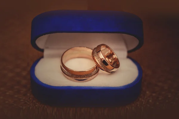 Wedding rings in a blue box — Stock Photo, Image