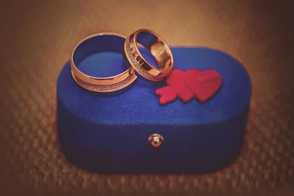 Snubní prsteny v modrém rámečku — Stock fotografie