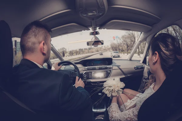 Couple heureux conduisant dans la voiture — Photo