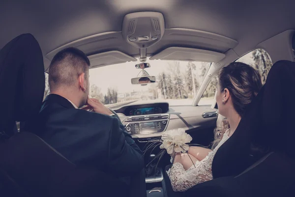 Glückliches Paar fährt im Auto — Stockfoto