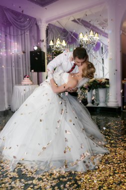 Öpüşme ve dans genç gelin ve damat ziyafet salonu içinde