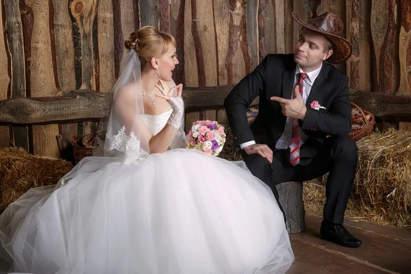 Bruid en bruidegom in een cowboy-hoed — Stockfoto